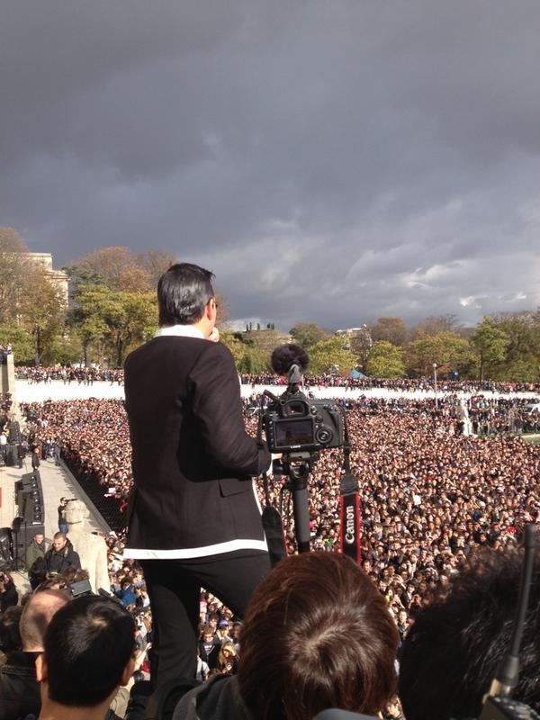 Flash Mob: Gangnam Style rassemble 20 000 personnes au Trocadéro