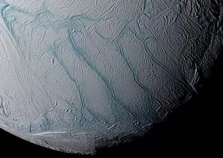La vie semble possible sur Encelade !