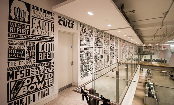 Superbe fresque typographique dans les bureaux de Sony Music