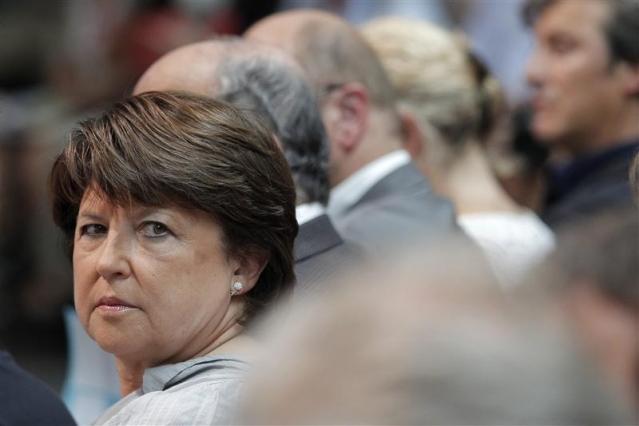 2012-10-31T144424Z_1_APAE89U14Y200_RTROP