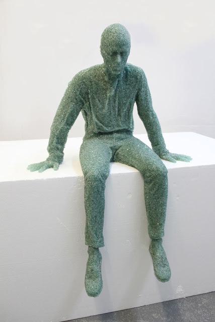Des bris de verre pour façonner des formes humaines par Daniel Arsham - Sculpture