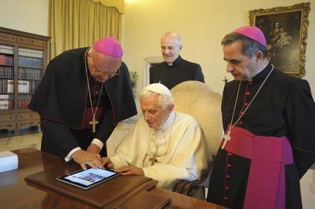 Pope Benedict XVI checks the new Vatican web portal on an iPad device at the Vatican Les premiers tweets officiels de Benoît XVI attendus d’ici fin 2012.