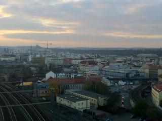 Le soleil se couche tôt sur Prague...