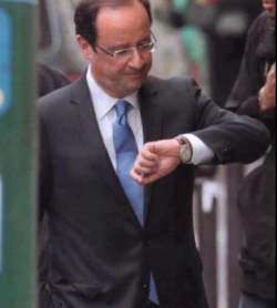 Hollande regarde sa montre à l'envers
