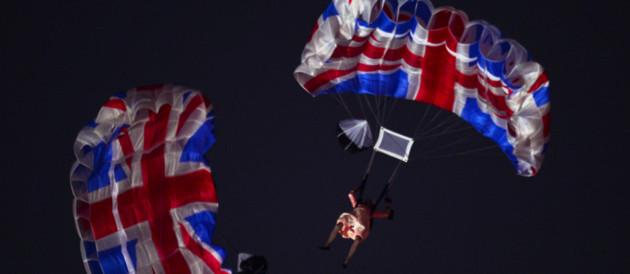 JO 2012 : un acteur déguisé en Elisabeth II saute en parachute au dessus du stade olympique.