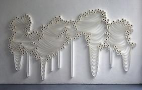 Installation artistique en papier toilette de Sakir Gokcebag