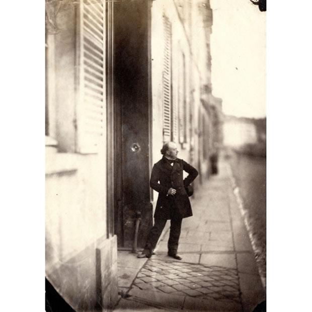 Charles Nègre, le sculpteur Auguste Préault devant le 21 quai Bourbon, Paris, v / Crédit : Collection particulière