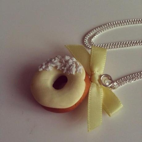 Sautoir donut à la vanille et eclats de coco- bijou gourmand DERNIER 