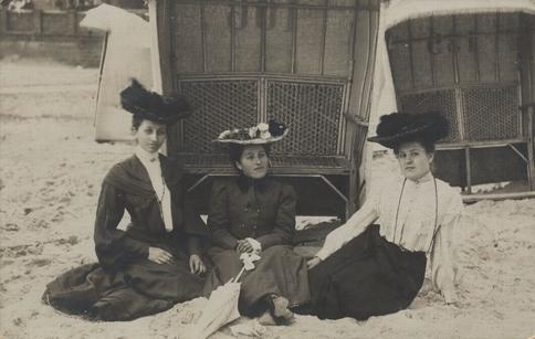 trois demoiselles sur la plage