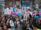 Manifestation pour tous république bariolée enfants famille pavé parisien