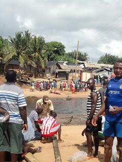 Le pont d'Akwidaa est détruit