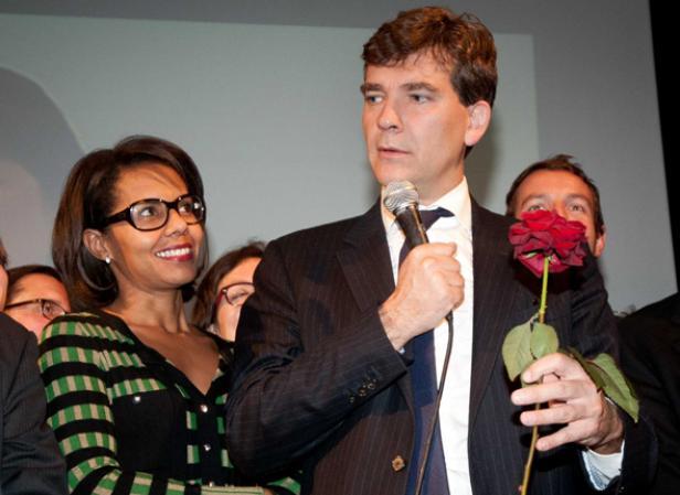 La journaliste Audrey Pulvar aux côtés de son compagnon Arnaud Montebourg (PS), au moment de son discours le soir du premier tour de la primaire socialiste, le dimanche 9 octobre 2011.