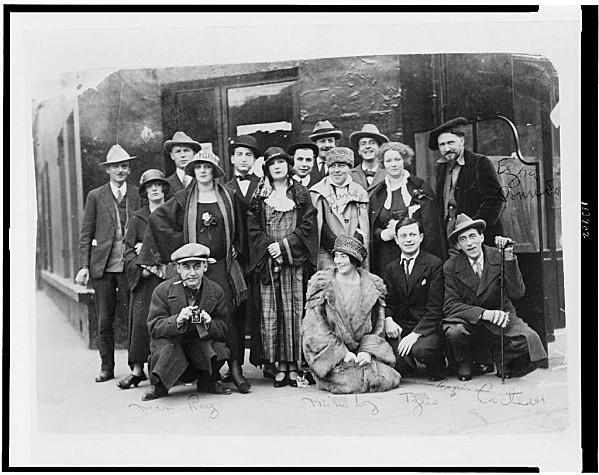 Man-Ray_-Groupe-de-dadaistes-en-1921.jpg