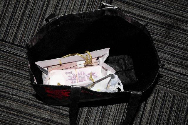 Ce sac rempli de billets de mille dollars... (Photo: AFP)