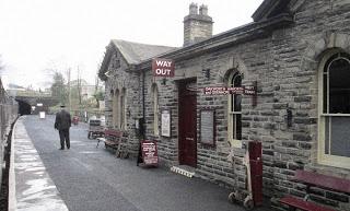 Attention: Départ du train pour le 19e siècle. En voiture!