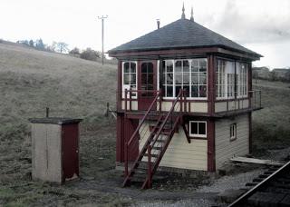 Attention: Départ du train pour le 19e siècle. En voiture!