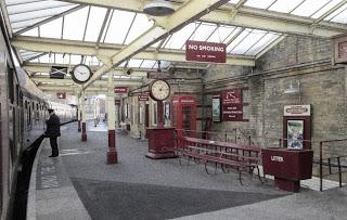 Attention: Départ du train pour le 19e siècle. En voiture!