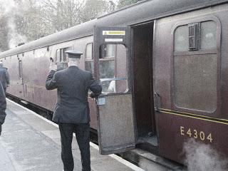 Attention: Départ du train pour le 19e siècle. En voiture!