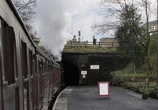 Attention: Départ du train pour le 19e siècle. En voiture!