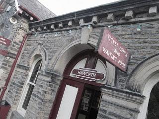 Attention: Départ du train pour le 19e siècle. En voiture!