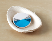 Broche Reflet d'océan - Broche bleue peinte & dessinée à la main - Bijou bleu turquoise tendance pour l'été