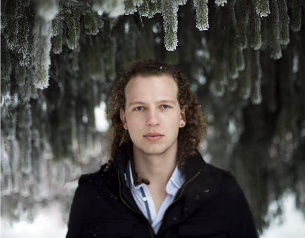 Home Shelves consoles mise en valeur par Artem Zigert