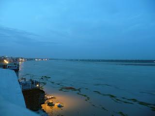 CÉRÉMONIE AU BORD DU GANGE