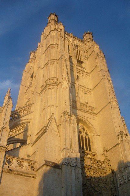 La tour de la cathédrale de Saint-Omer éclairée par le soleil couchant du mois d'août