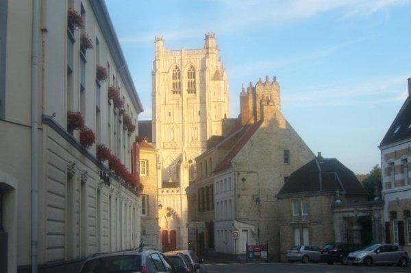 La tour de la cathédrale de Saint-Omer éclairée par le soleil couchant du mois d'août