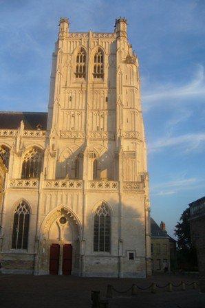 La tour de la cathédrale de Saint-Omer éclairée par le soleil couchant du mois d'août