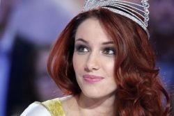 Delphine Wespiser, Miss France 2012, tire à l'arc