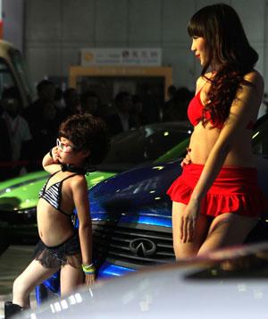 Emploi de fillettes en bikini dans un salon de l’auto