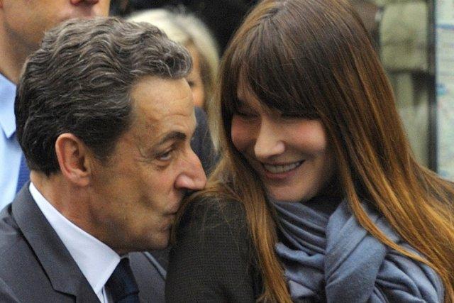 Le couple Carla Bruni et Nicolas Sarkozy, ou... (Photo: AP)