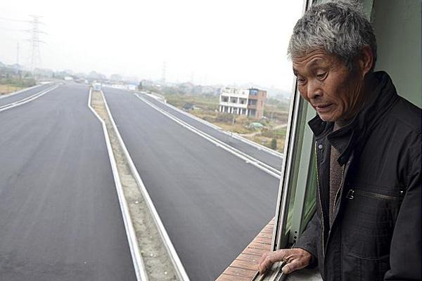 Refusant l’expropriation, sa maison se retrouve au milieu d’une autoroute