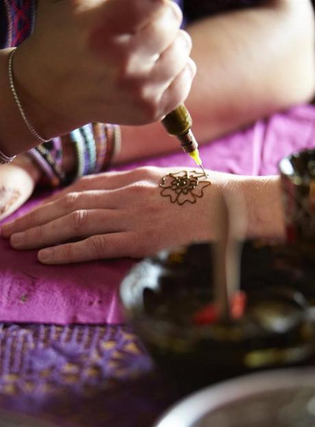 ma1203_i_fatimane_04.hmr Mélange de couleurs pour une déco ethnique pleine de charme !