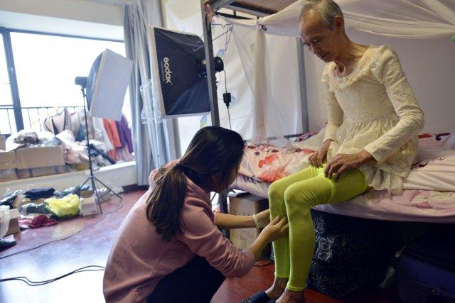 En jupe rose, collants rouges ou veste fourrée... (Photo: AFP)