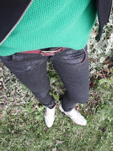 LE PANTALON QUI SCINTILLE ET LE COLLIER JULIE