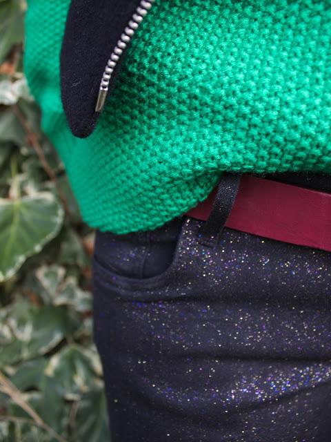 LE PANTALON QUI SCINTILLE ET LE COLLIER JULIE