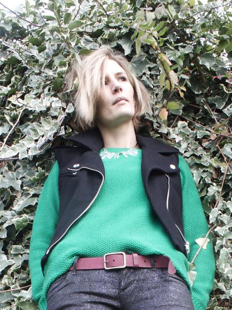 LE PANTALON QUI SCINTILLE ET LE COLLIER JULIE