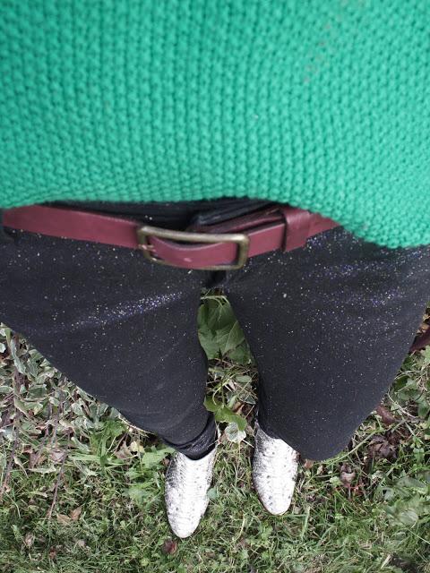 LE PANTALON QUI SCINTILLE ET LE COLLIER JULIE