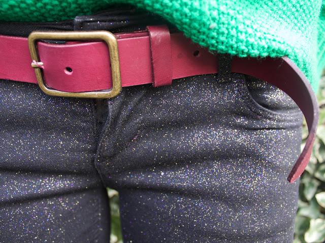 LE PANTALON QUI SCINTILLE ET LE COLLIER JULIE