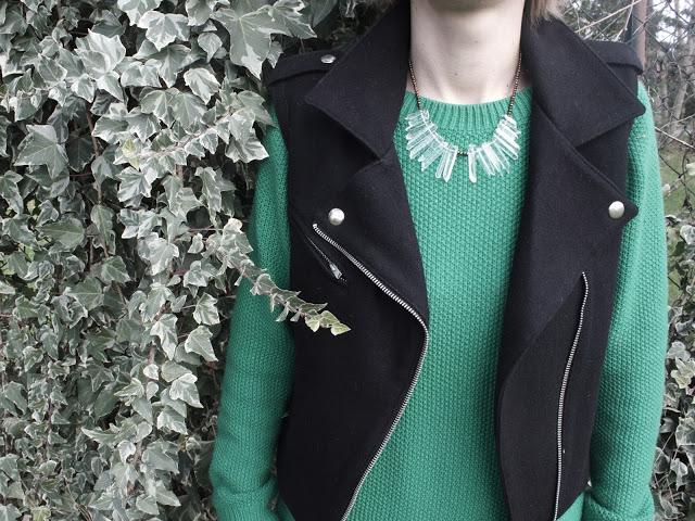 LE PANTALON QUI SCINTILLE ET LE COLLIER JULIE