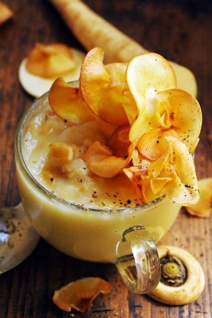 Mange ta soupe ! All you need is Parsnip ! Soupe acidulée aux panais et aux chips parce qu'il le vaut bien !
