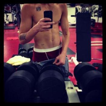 Photo : Justin Bieber, torse nu, se muscle à la salle de sport