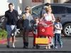 thumbs target xray 282129 Photos : Britney et sa famille font du shopping   24/11/12