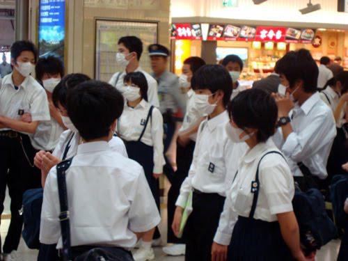 Les véritables raisons des masques de protection portés par les jeunes japonais