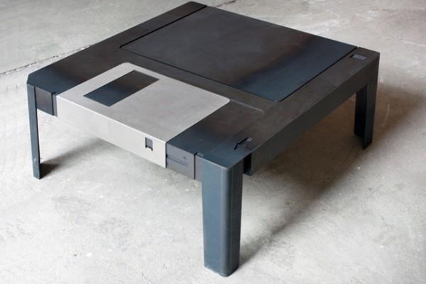 FloppyTable : une table basse en forme de disquette 3.5″