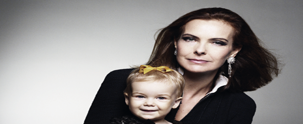 Carole Bouquet pose avec sa petite-fille en Une de L’Officiel