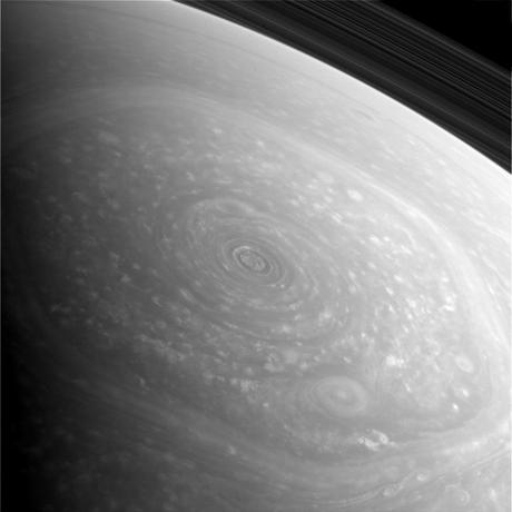 Pôle nord aux bords hexagonaux de Saturne
