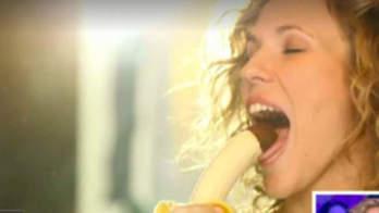 Lorie : La reine des bananes dans son nouveau clip ''Les Divas du dancing''